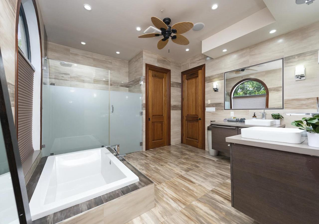 | Glorious 4 Bedroom 4 Bathroom Villa In Miami