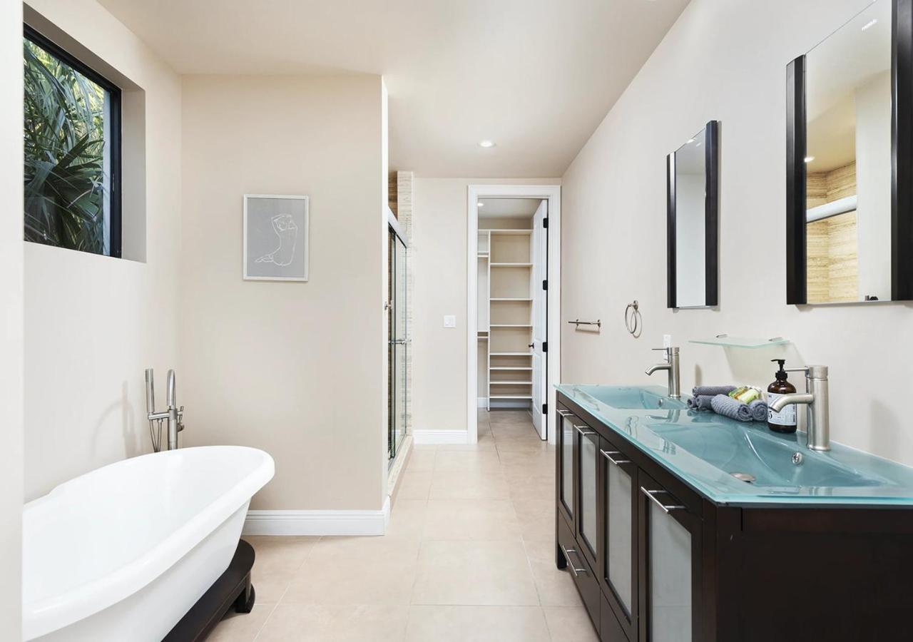 | Glorious 4 Bedroom 4 Bathroom Villa In Miami