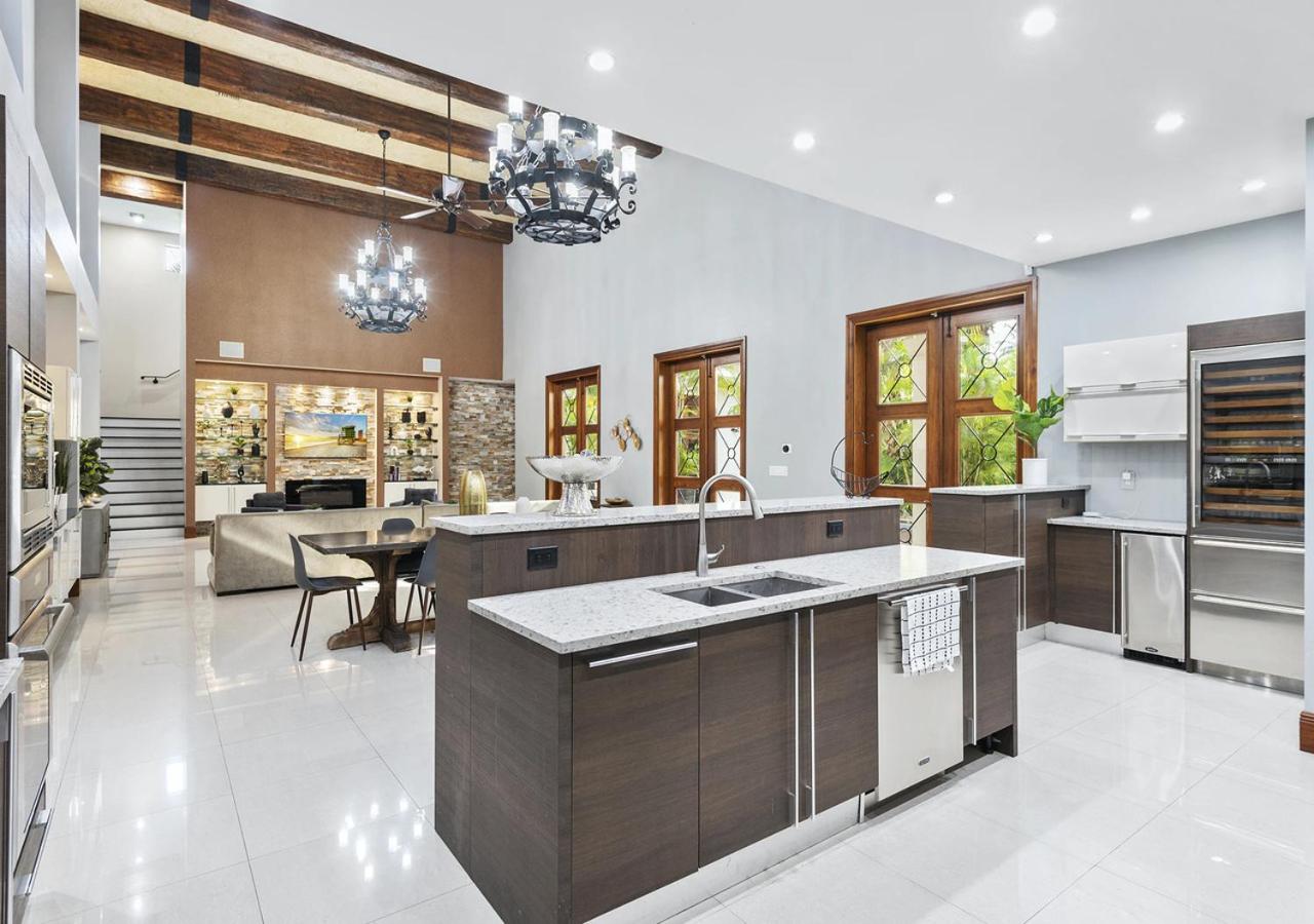 | Glorious 4 Bedroom 4 Bathroom Villa In Miami