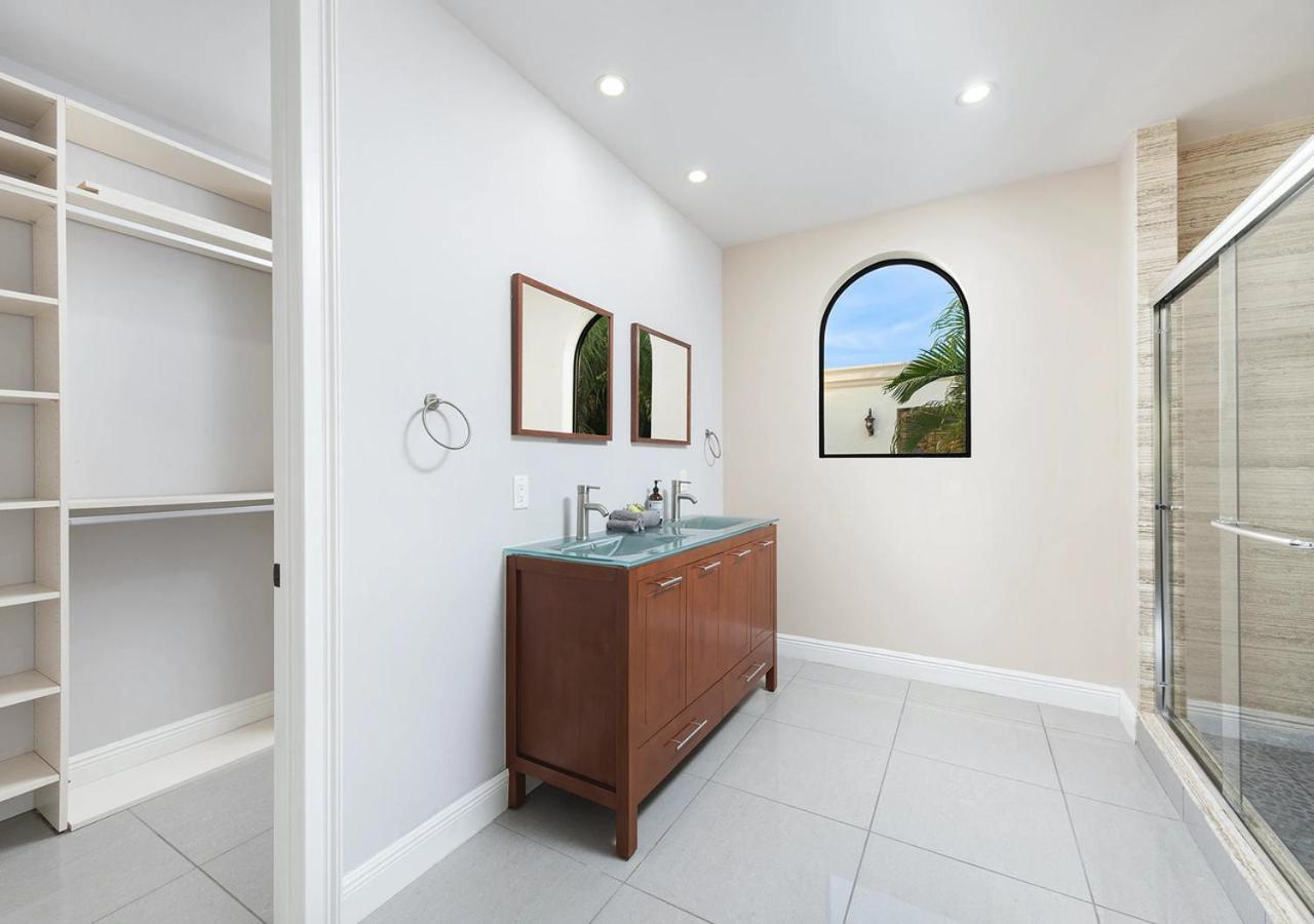 | Glorious 4 Bedroom 4 Bathroom Villa In Miami