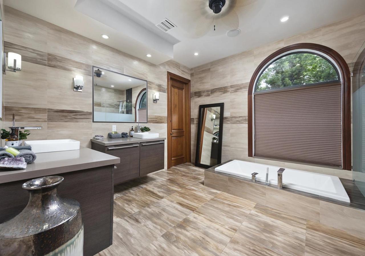 | Glorious 4 Bedroom 4 Bathroom Villa In Miami