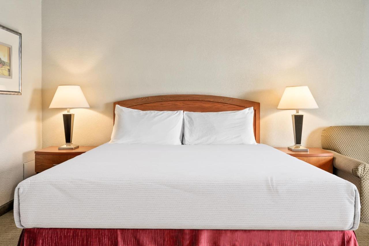 Deluxe King Room at Golden Sails Hotel