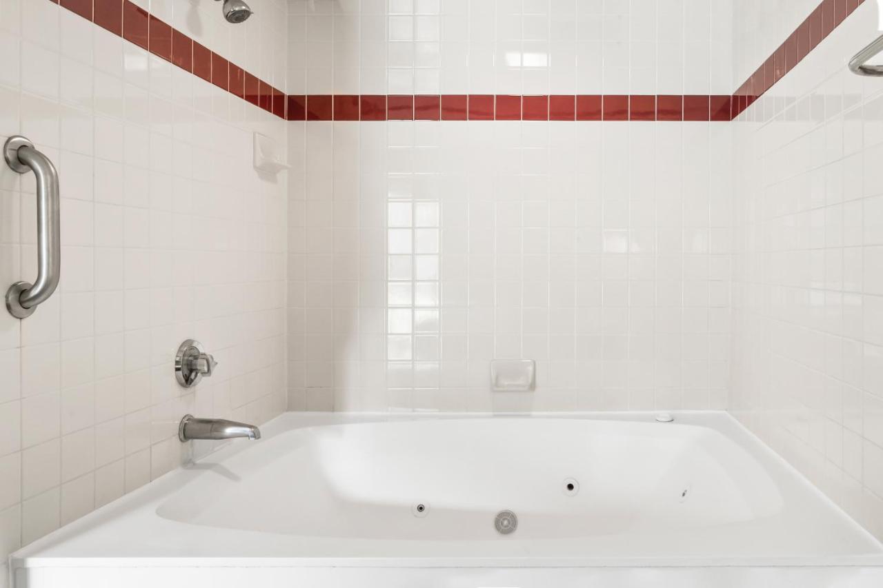 King Room with Spa Bath at Golden Sails Hotel