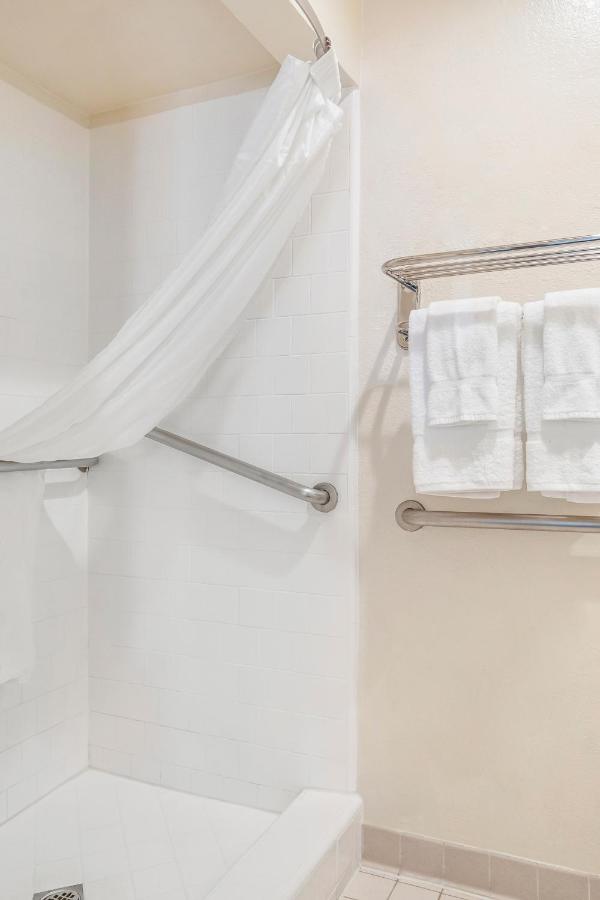 Queen Room with Walk-In Shower - Disability Access/Non-Smoking at Golden Sails Hotel