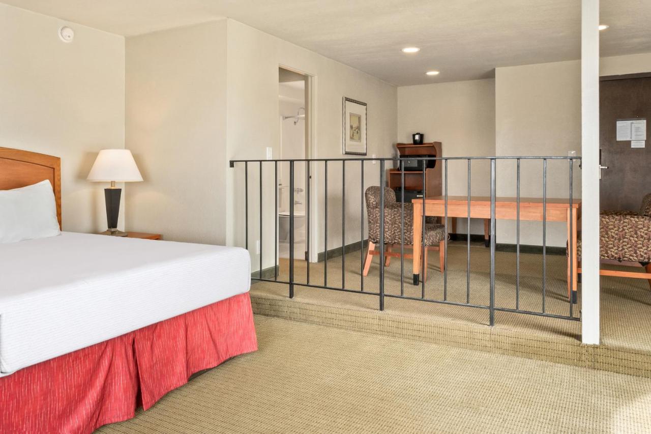 Tower King Room - Non-Smoking at Golden Sails Hotel