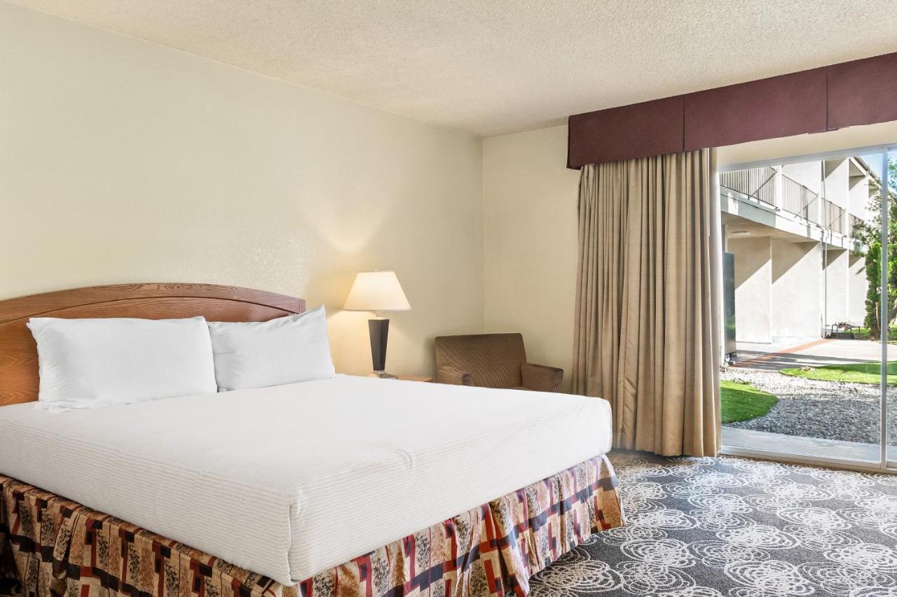Deluxe King Room at Golden Sails Hotel