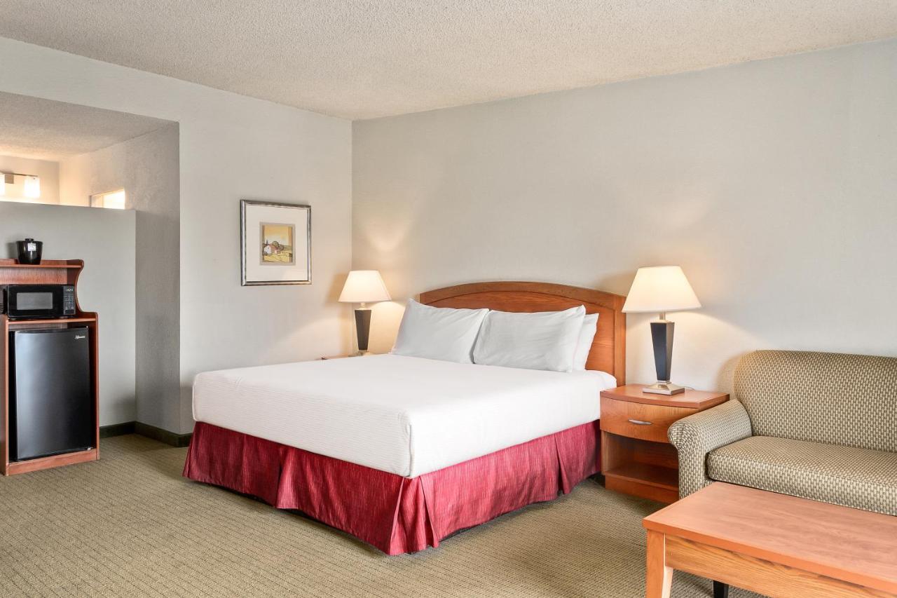 Deluxe King Room at Golden Sails Hotel