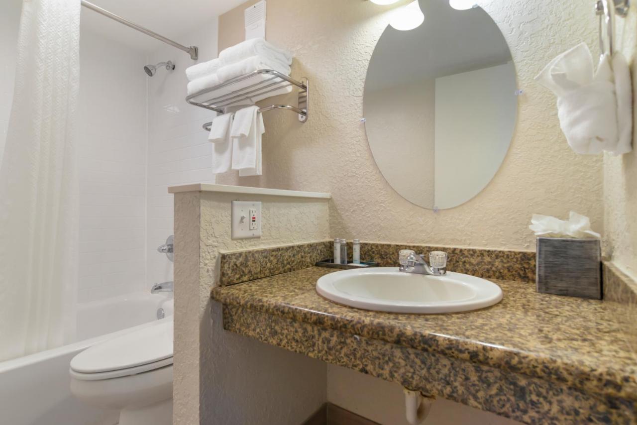 Queen Room with Two Queen Beds and City View - Non-Smoking at Inn on Destin Harbor, an Ascend Collection Hotel