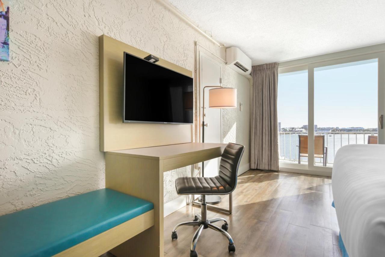 King Room with Harbor View - Accessible/Non-Smoking at Inn on Destin Harbor, an Ascend Collection Hotel
