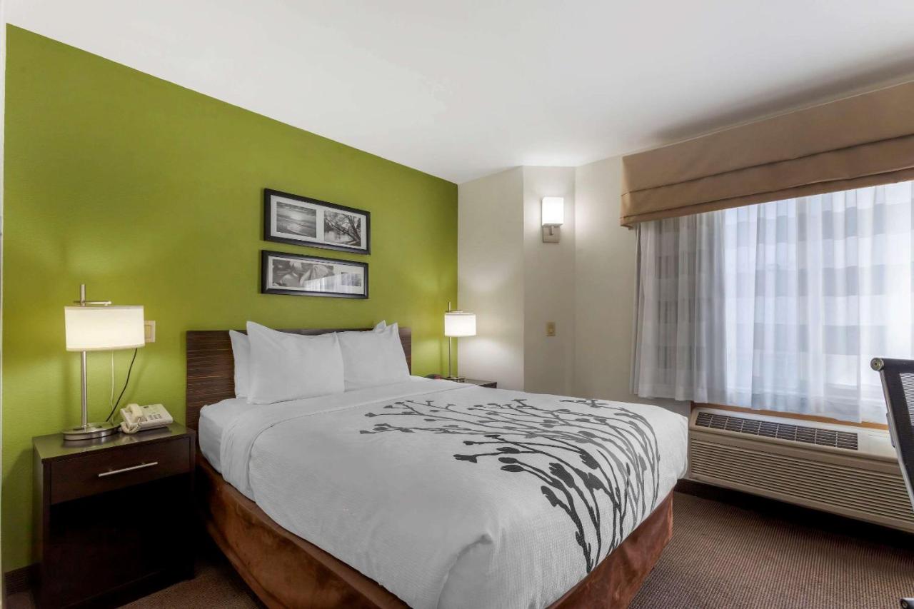 Queen Room with Accessible Tub - Accessible/Non-Smoking at Sleep Inn Ontario