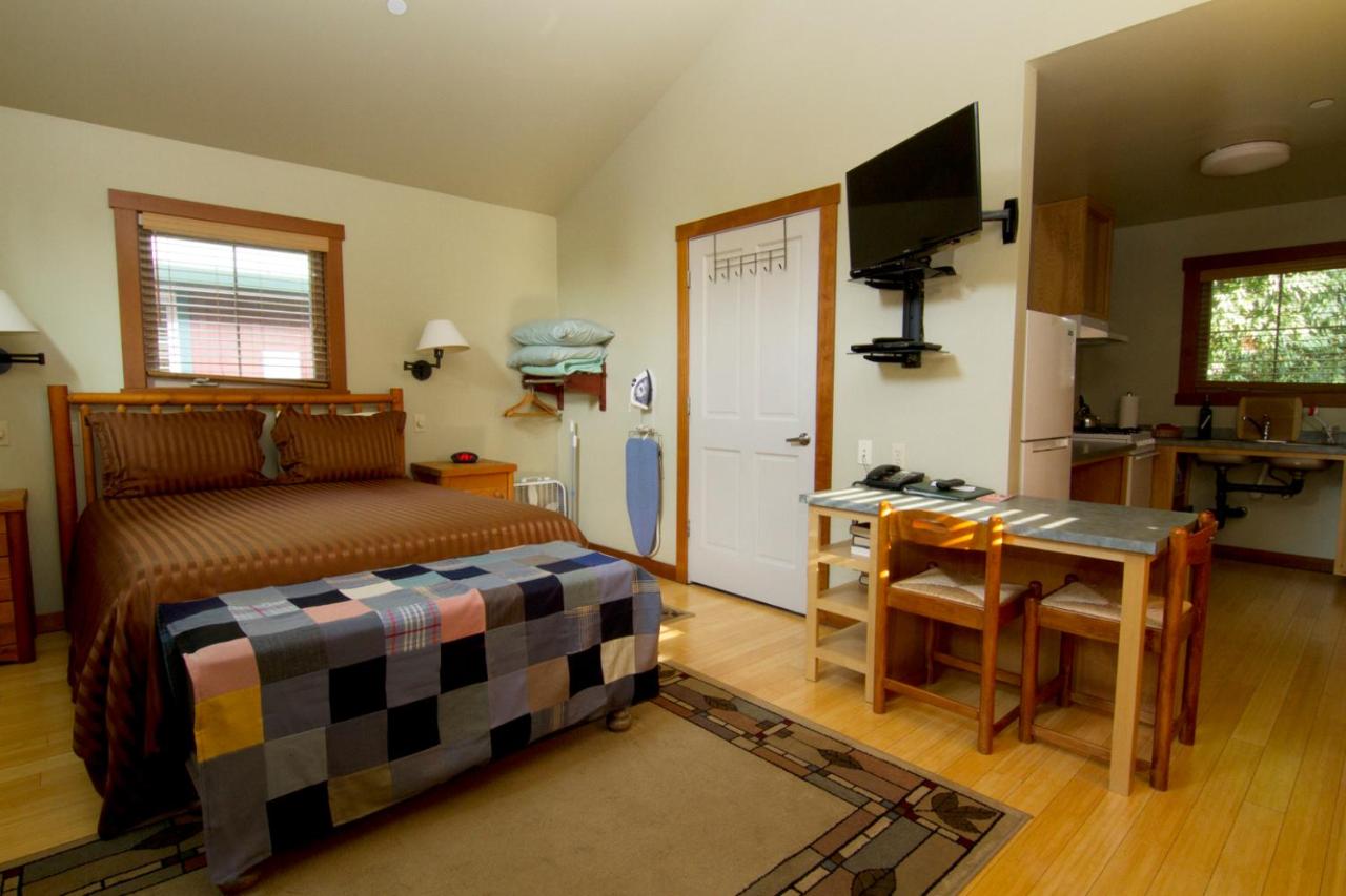 | Creekside Inn & Resort