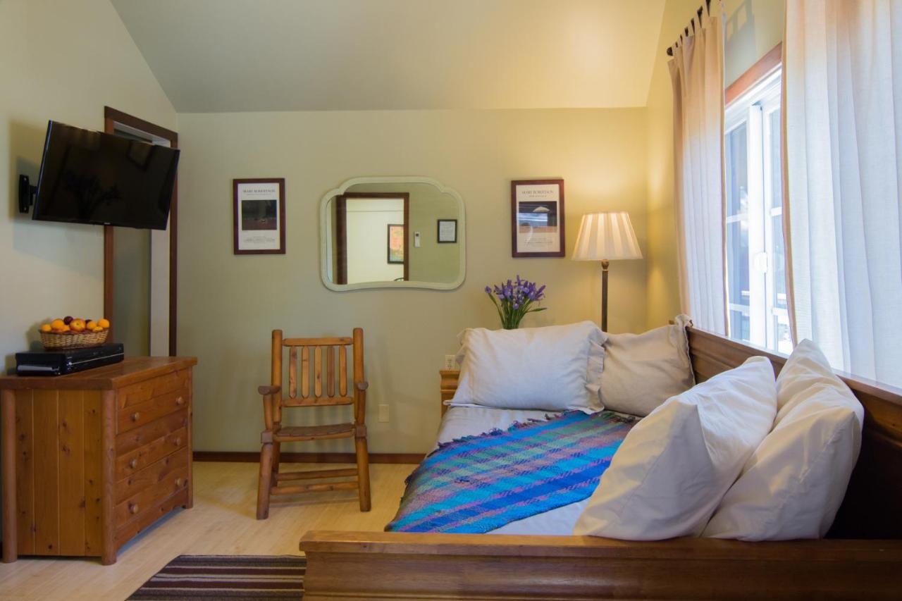| Creekside Inn & Resort