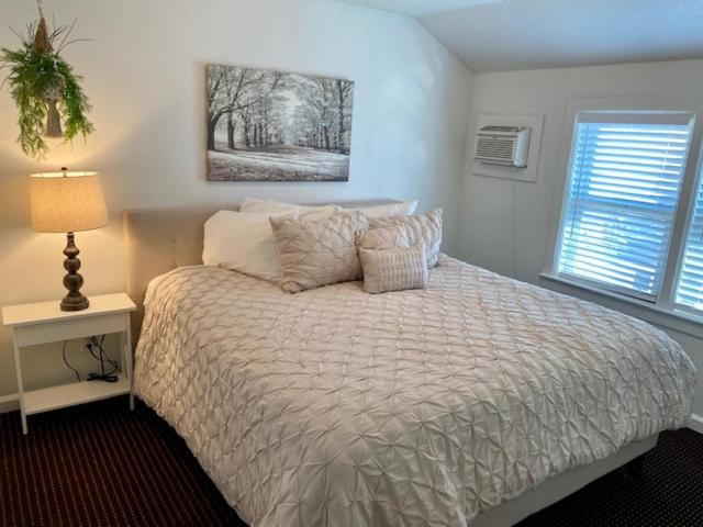 | Moose Creek Lodge & Suites
