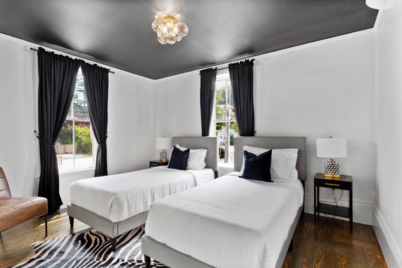 Deluxe Queen Suite at The Coach House