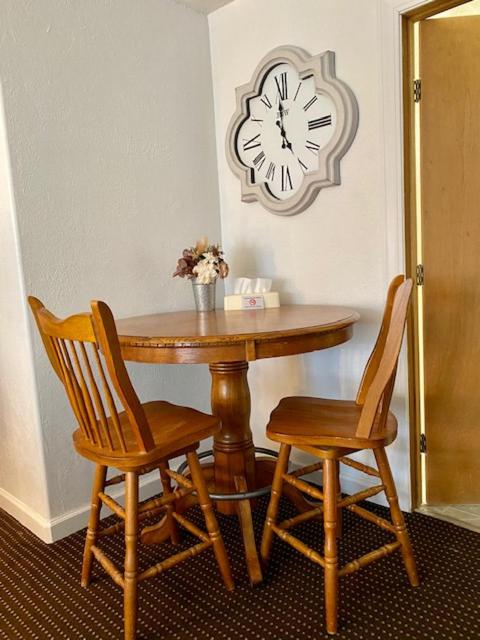 | Moose Creek Lodge & Suites