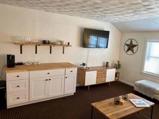 | Moose Creek Lodge & Suites