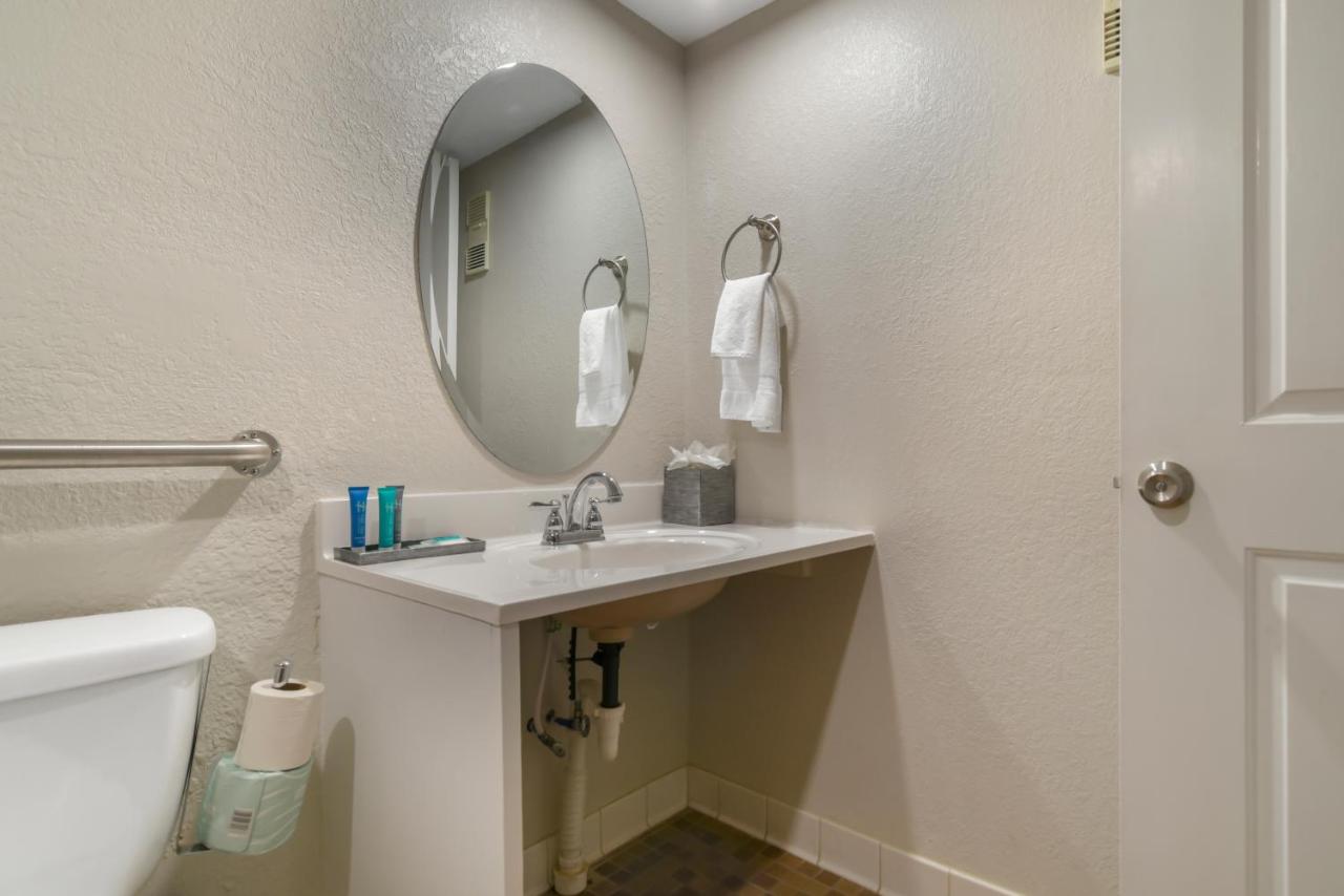 King Room with Harbor View - Accessible/Non-Smoking at Inn on Destin Harbor, an Ascend Collection Hotel