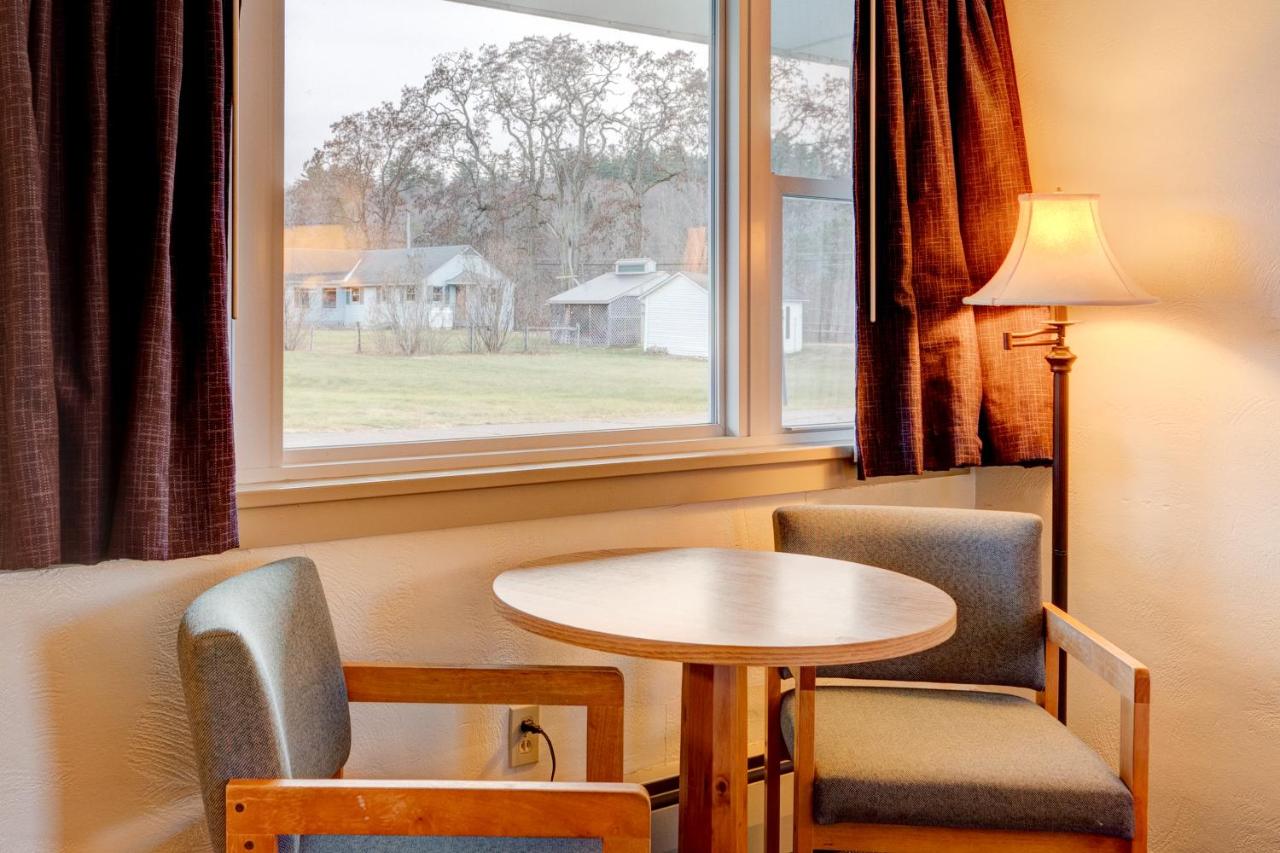 | Gale River Motel