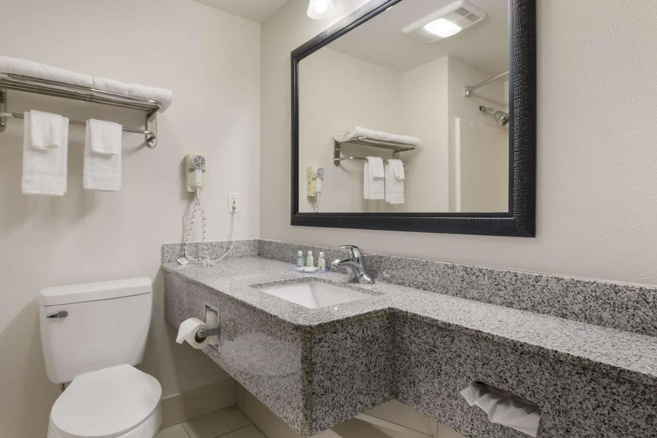 King Suite - Non-Smoking at Quality Suites Tulsa I-44