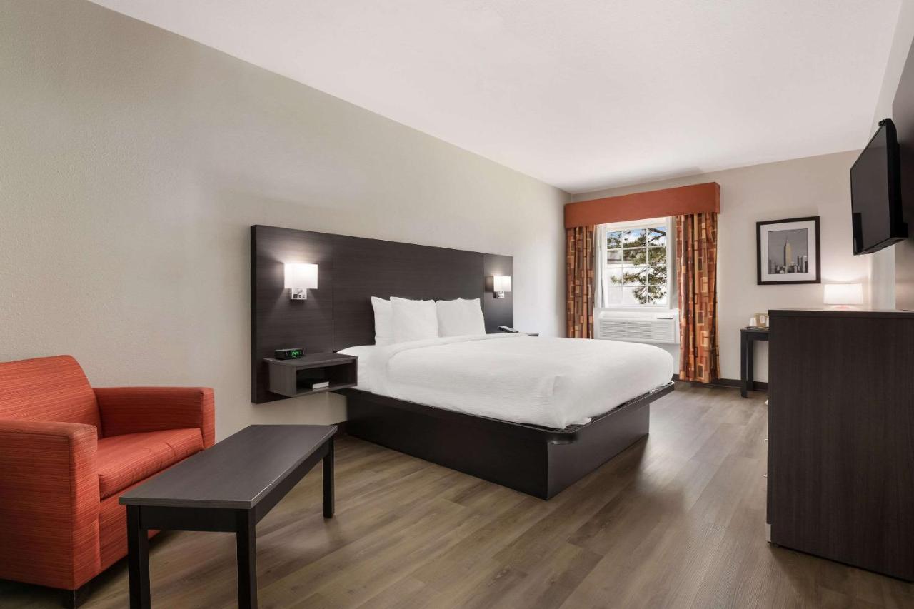 King Room - Accessible/Non-Smoking at Quality Suites Tulsa I-44