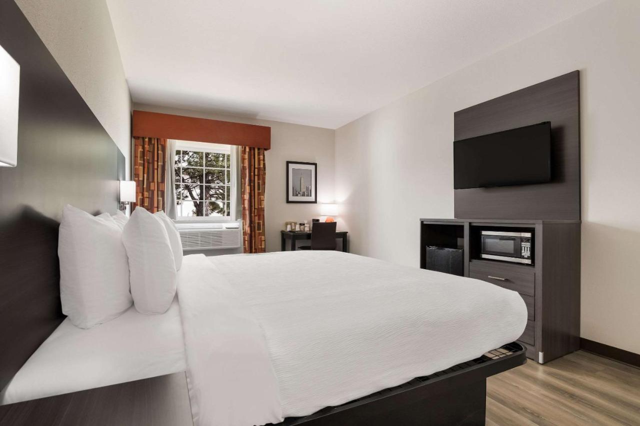 King Room - Accessible/Non-Smoking at Quality Suites Tulsa I-44