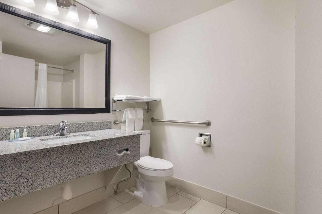 King Room - Accessible/Non-Smoking at Quality Suites Tulsa I-44