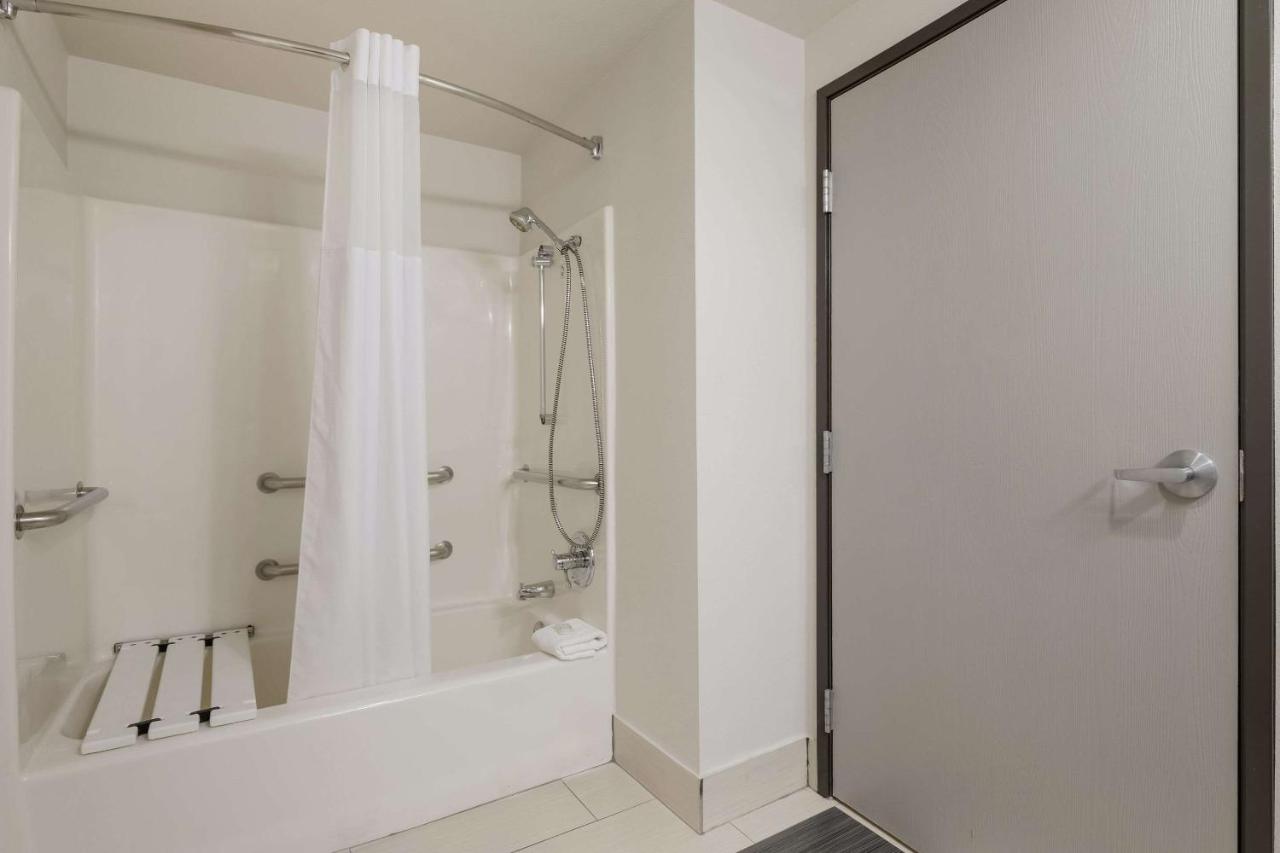 King Room - Accessible/Non-Smoking at Quality Suites Tulsa I-44