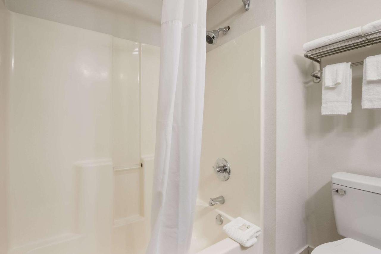 King Suite - Non-Smoking at Quality Suites Tulsa I-44