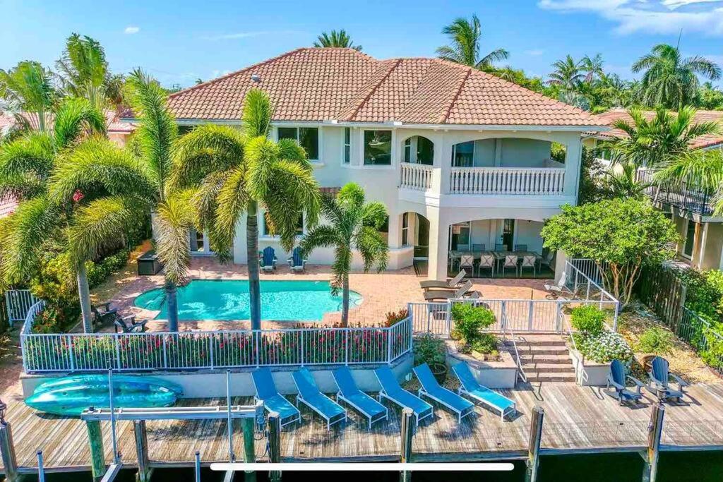 | Luxe Tropical Waterfront Mansion 6 min Beach