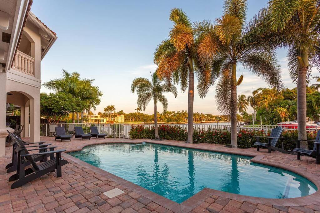 | Luxe Tropical Waterfront Mansion 6 min Beach