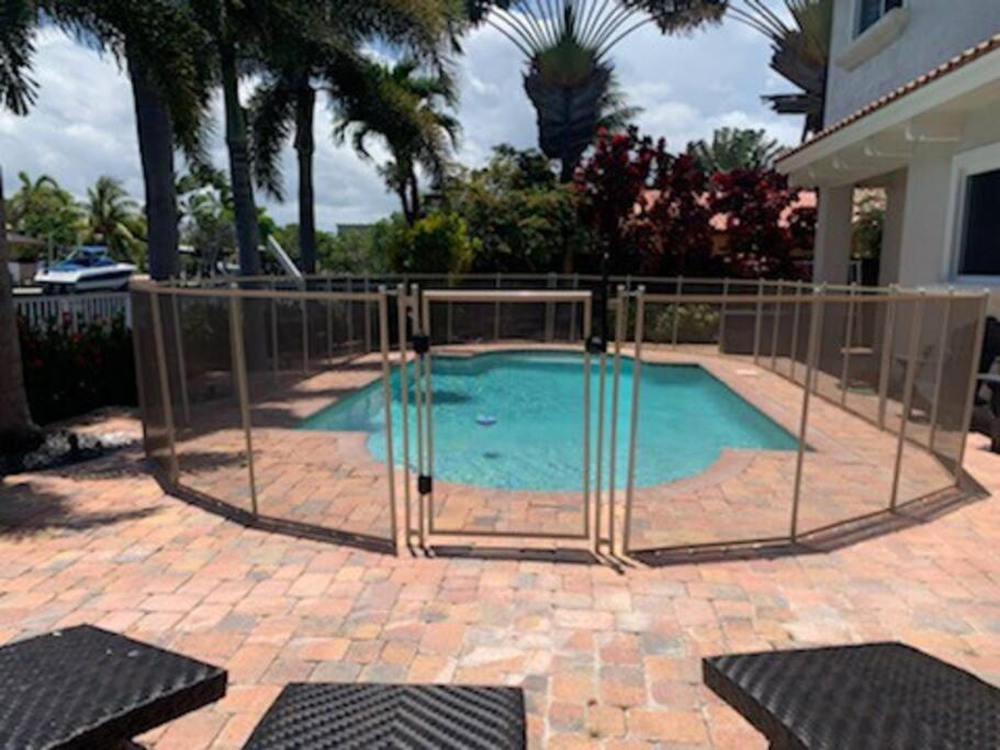 | Luxe Tropical Waterfront Mansion 6 min Beach