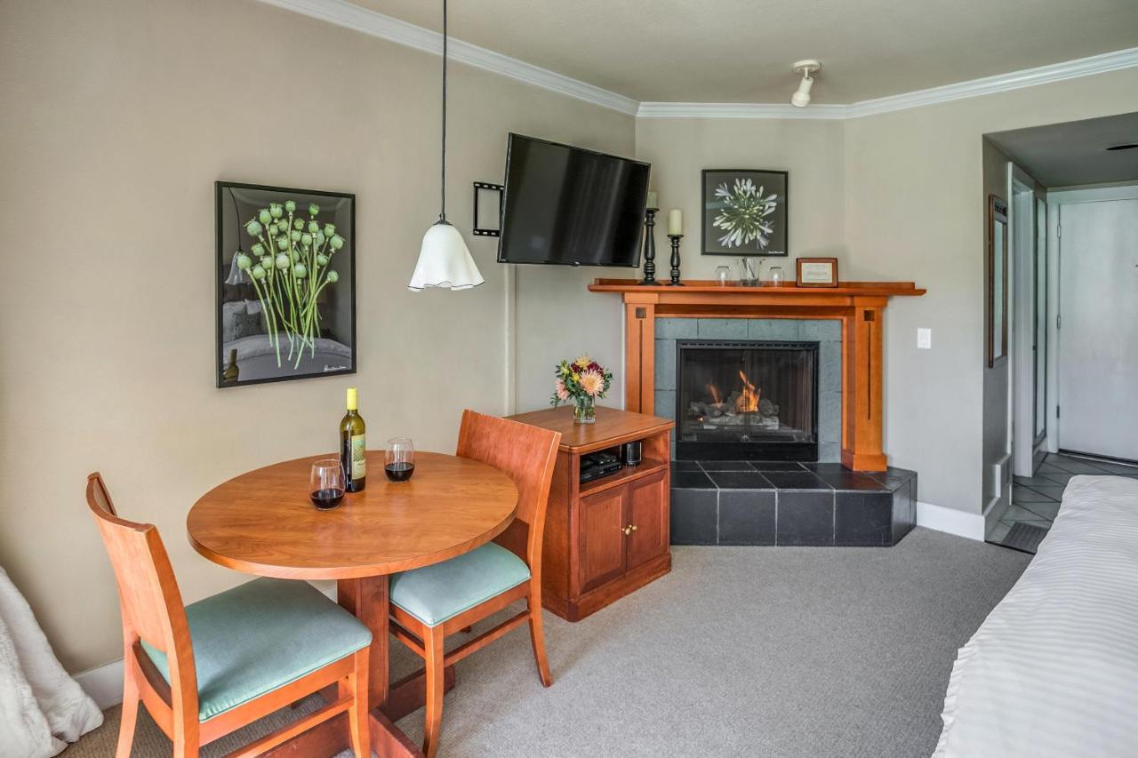 The Courtyard - Grand Queen  at Cannon Beach Hotel Collection