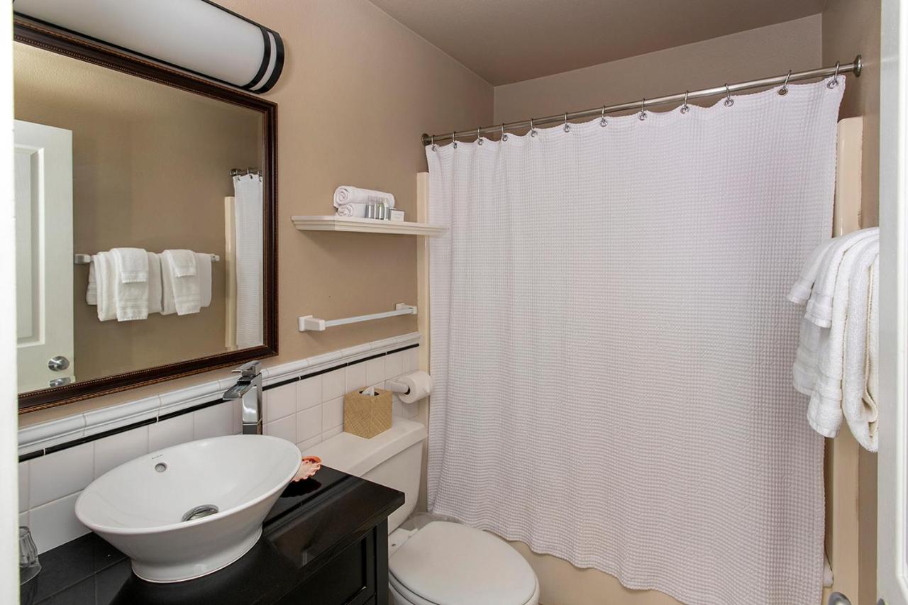 The Courtyard - Grand Queen Plus at Cannon Beach Hotel Collection