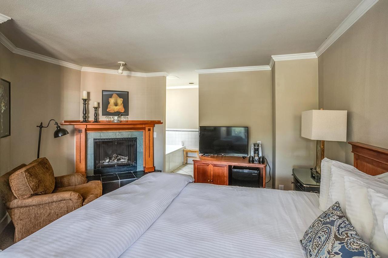 The Courtyard - Premier King  at Cannon Beach Hotel Collection