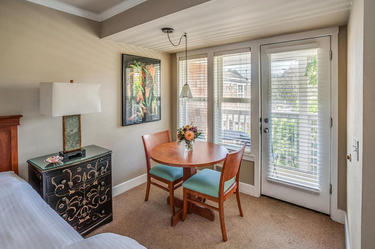 The Courtyard - Premier King  at Cannon Beach Hotel Collection