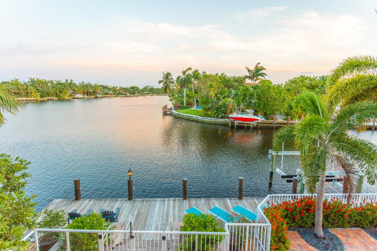 | Luxe Tropical Waterfront Mansion 6 min Beach