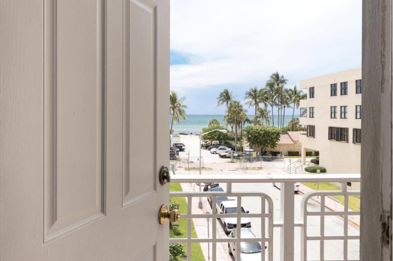 Deluxe Double Room with Balcony at Lorraine Hotel