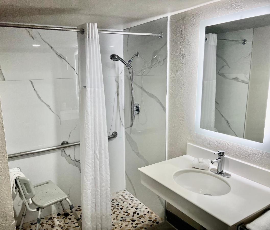 King Room with Bathtub - Mobility Accessible/Non-Smoking at La Quinta Inn by Wyndham El Paso East Lomaland