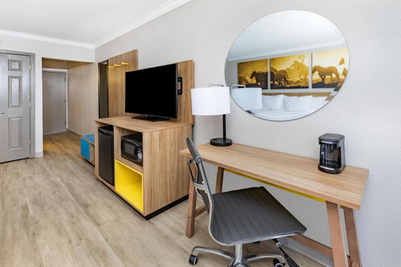 King Room - Non-Smoking at Days Inn by Wyndham Del Rio