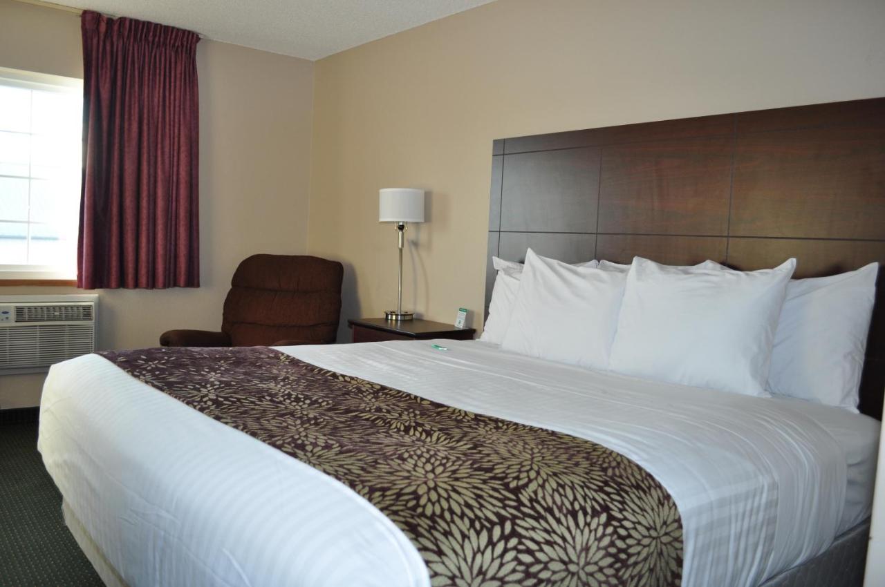 King Room at Boarders Inn & Suites by Cobblestone Hotels – Broken Bow