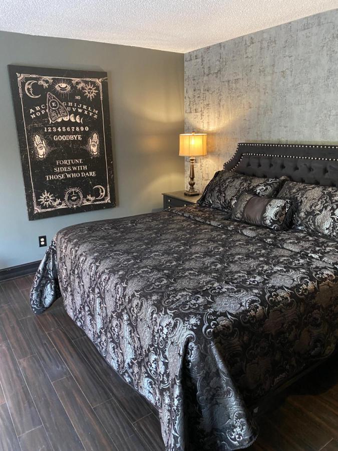 | Phantom History House - Ouija Room