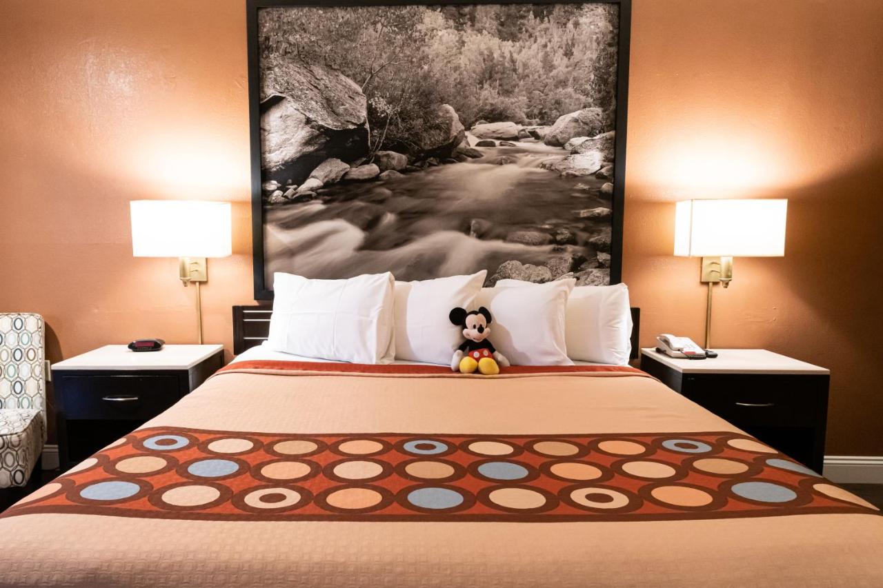 King Room - Mobility and Hearing Impaired Access/Non-Smoking at Super 8 by Wyndham Anaheim/Disneyland Drive
