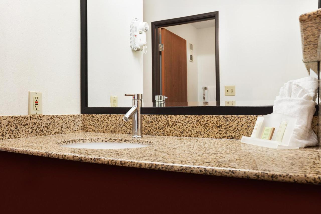 King Room- Non-Smoking at Super 8 by Wyndham Milwaukee Airport