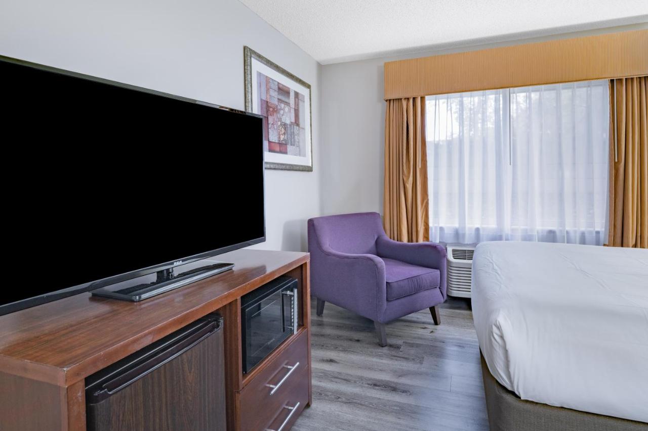 Queen Room - Disability Access/Non-Smoking at Baymont by Wyndham Gurnee
