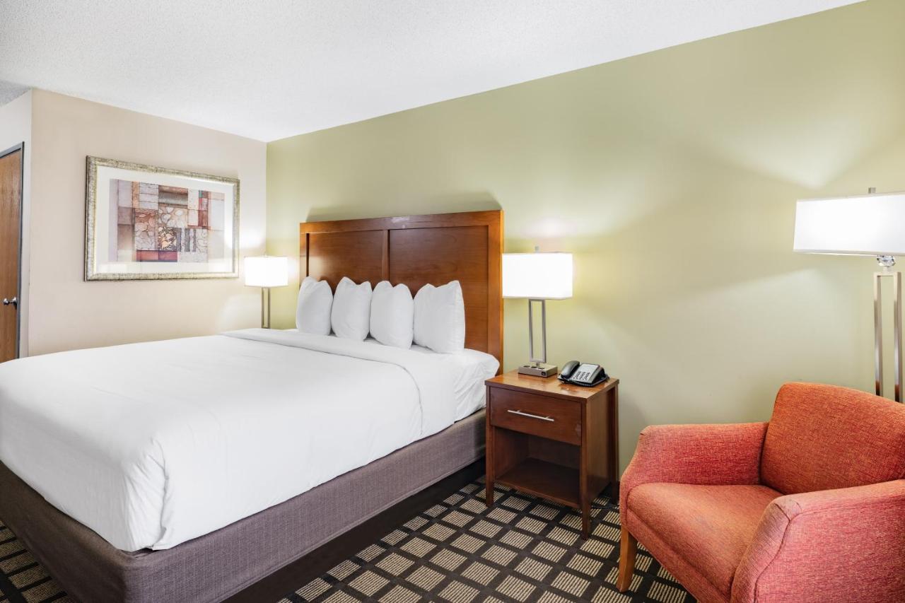 King Room - Non-Smoking at Baymont by Wyndham Gurnee