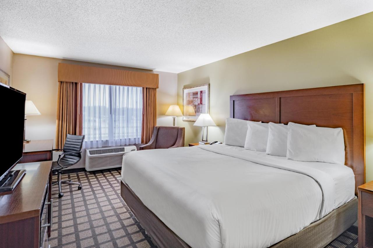 Deluxe King Room - Non-Smoking at Baymont by Wyndham Gurnee