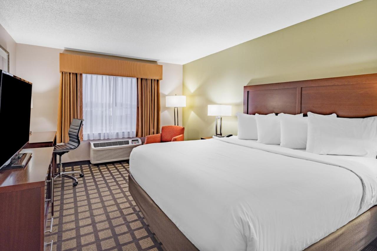 King Room - Non-Smoking at Baymont by Wyndham Gurnee