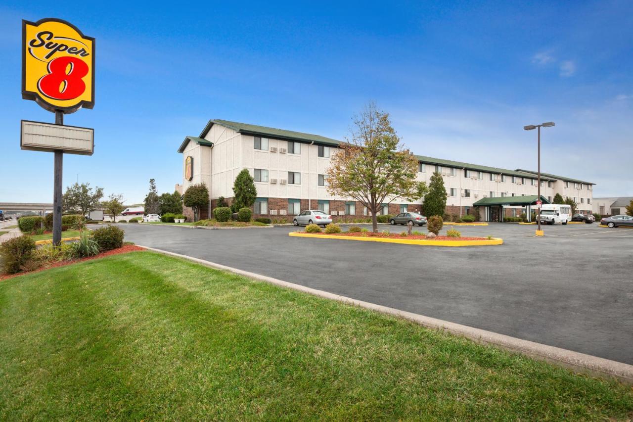 King Room- Non-Smoking at Super 8 by Wyndham Milwaukee Airport