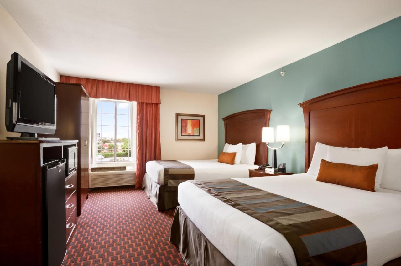 Queen Room with Two Queen Beds - Non-Smoking at Wingate by Wyndham San Marcos
