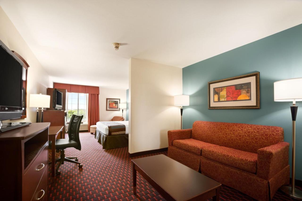 King Suite with Bath Tub - Mobility/Hearing Access - Non-Smoking at Wingate by Wyndham San Marcos